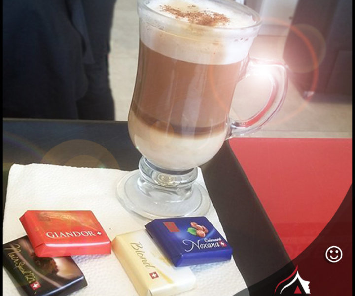 Que tal começar o dia no salão Altitude tomando um delicioso cappuccino e chocolate suíço para acompanhar?