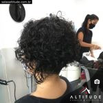 Corte de cabelo curto com cachos