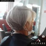 Corte feminino curto com cabelo branco