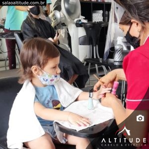 Criança menina fazendo as unhas no salão de beleza