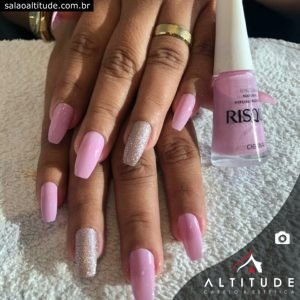 Unhas postiças rosas com glitter