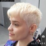 Corte de cabelo curto loiro platinado