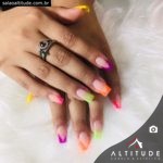 Unhas de gel com esmalte neon