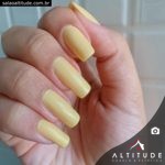 Unhas grandes naturais com esmalte amarelo (1)