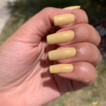 Unhas grandes naturais com esmalte amarelo (2)