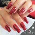 Unhas naturais grandes com esmalte vermelho